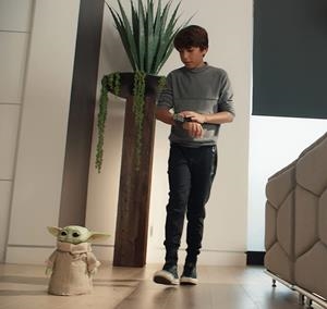 THE CHILD BABY YODA PELUCHE 28CM + CONTROL REMOTO STAR WARS COLLECTION MANDALORIAN *BF23* | 887961938821 | Librería online de Figueres / Empordà