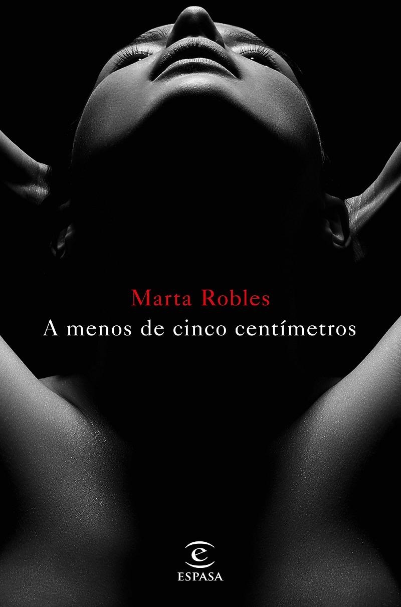 A menos de cinco centímetros | 9788467048957 | Marta Robles | Llibreria online de Figueres i Empordà