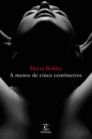 A menos de cinco centímetros | 9788467048957 | Marta Robles | Llibreria online de Figueres i Empordà